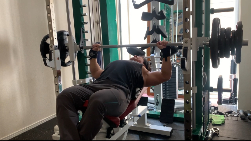 私はたくさん重りをつけて10セット行います🔥